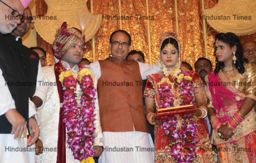 Madhya Pradesh Chief Minister Shivraj Singh Chouhan Blessed Daughter Of Slain Jail Head Warder Ramashankar Yadav On Her Marriage 
