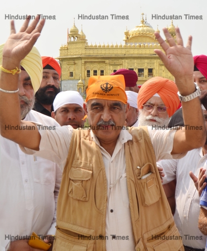 Aam Aadmi Party Candidate for Gurdaspur Lok Sabha bypoll Major General Retd Suresh Khajuria Pays Obeisance At Golden Temple