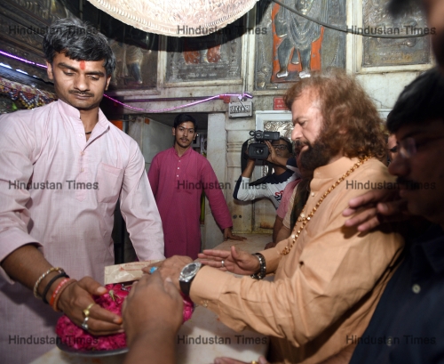 BJP North West Delhi Candidate Hans Raj Hans Visits Hanuman Temple At Connaught Place