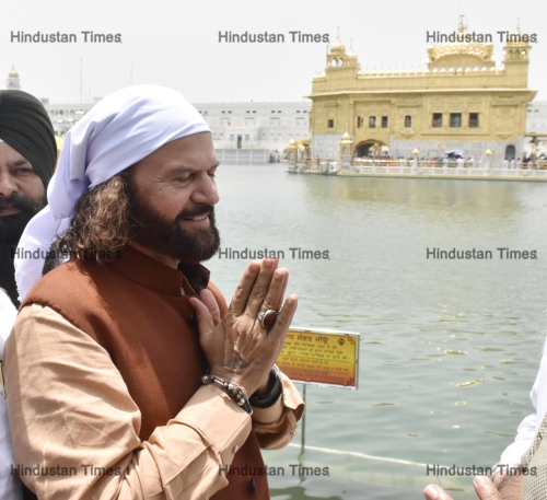 Recently Elected BJP MP From North West Delhi Hans Raj Hans Pays Obeisance At Golden Temple