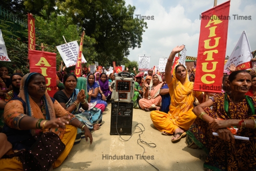 Delhi Mid Day Meal Women Workers Protest Against The State Government For Their Demands