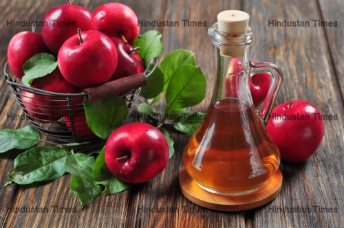 Apple,Cider,Vinegar,In,Glass,Bottle,And,Basket,With,Fresh