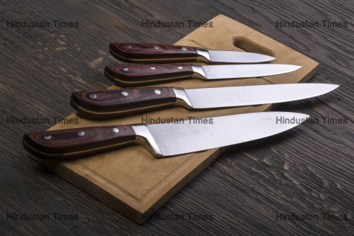 Set,Of,Kitchen,Knifes,On,Wooden,Cutting,Board,On,Old