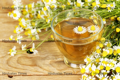 Cup,Of,Chamomile,Tea,With,Chamomile,Flowers,On,Wooden,Planks