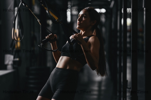 Fit,Young,Woman,At,A,Crossfit,Style,On,Dark,Gray