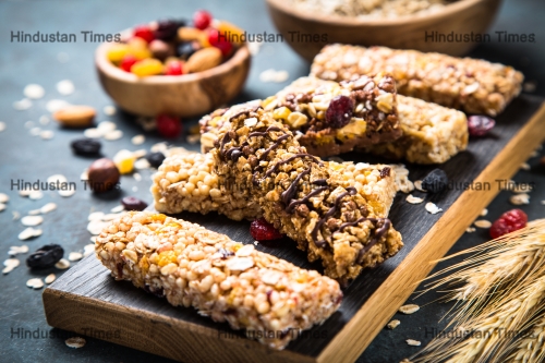 Granola,Bar,With,Nuts,,Fruit,And,Berries,On,Cutting,Board