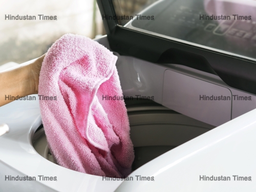 Woman,Hand,Holding,Pink,Towel,To,Load,To,The,White
