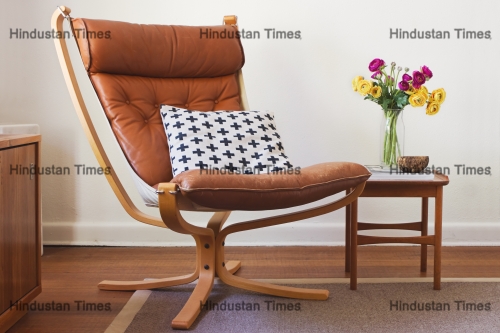 Retro,Tan,Leather,Chair,And,Side,Table,With,Flowers,Interior