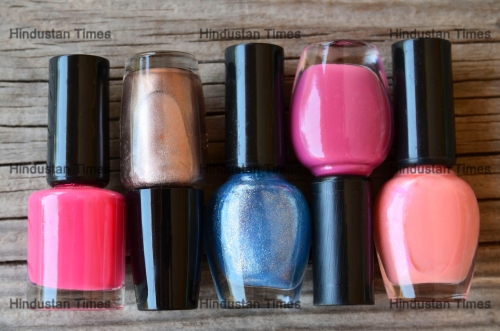Colorful,,Bright,And,Glittery,Nail,Polish,Bottles,On,A,Wooden