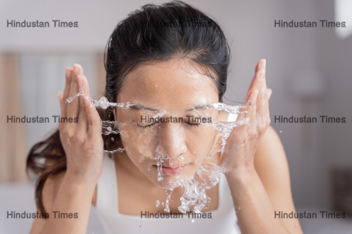 Beautiful,Female,Asian,Use,Water,To,Wash,Your,Face,Wash