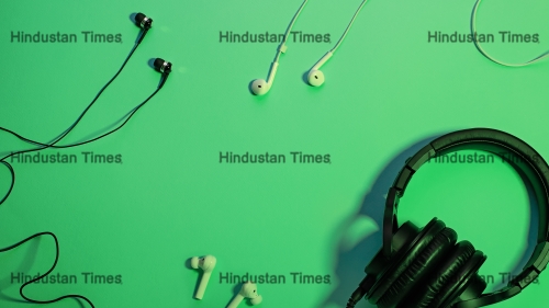 Headphones,Of,Different,Types,Flat,Lay,On,Green,Color,Background,