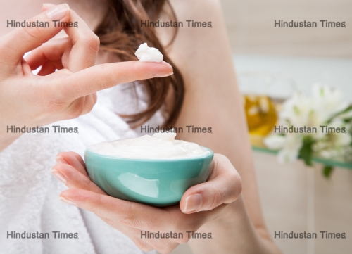 Closeup,Of,Woman,Hands,Holding,A,Bowl,With,Nourishing,Mask