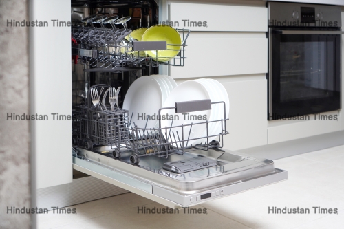 Built-in,Dishwaher,Machine,In,A,Modern,Kitchen