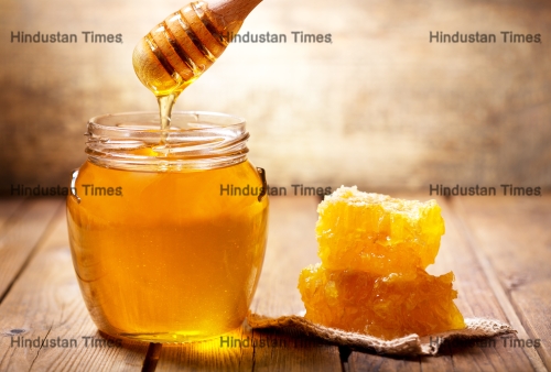 Jar,Of,Honey,With,Honeycomb,On,Wooden,Table