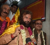 BJP North West Delhi Candidate Hans Raj Hans Visits Hanuman Temple At Connaught Place