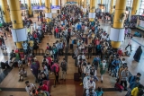 Despite Coronavirus Warnings, Thousands Of People Travel In Indian Railway 